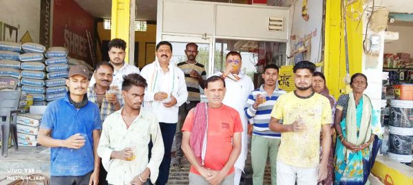 कांग्रेस नेताओं ने श्रमिकों को जूस पिलाया