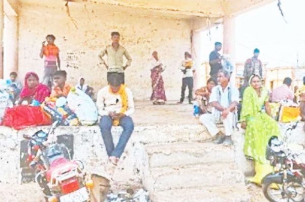 दीगर प्रांत में कर रहे काम, मतदान करने रिश्तेदार कर रहे फोन