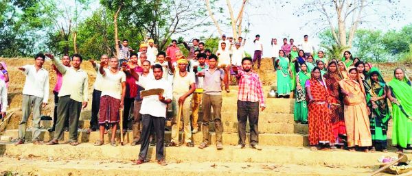 श्रमिक दिवस पर मनरेगा के श्रमिकों ने मतदान करने ली शपथ