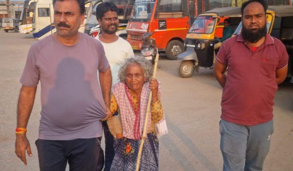  90 बरस की वृद्धा को धक्के मार कर बस से उतारा, सामान फेंका