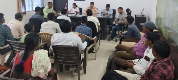  नक्सल हिंसा से पीडि़त परिजनों से चर्चा,  सुविधाओं की दी जानकारी
