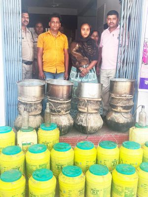 तहखाने में फैक्ट्री, छापे में मिली ड्रमों में भरी 300 लीटर कच्ची शराब, दंपती गिरफ्तार