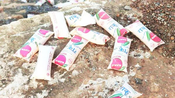 खुले में फेंक रहे खराब पेय पदार्थ  और दवाइयां