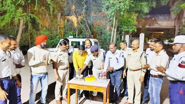 केक काटकर आरक्षकों का बढ़ाया उत्साह