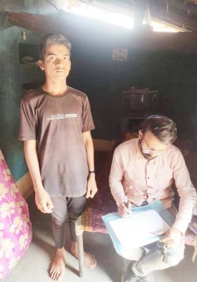 विद्यार्थियों-पालकों से उनके घर  पर किया जा रहा सम्पर्क