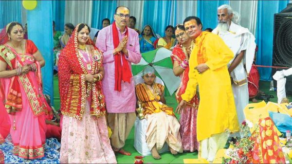 भागवत कथा में झूमे भक्त