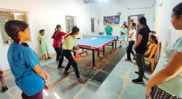 ग्रीष्मकालीन टेबल टेनिस प्रशिक्षण उत्साह से बच्चे ले रहे हिस्सा