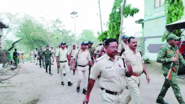 शांतिपूर्ण चुनाव के लिए जवानों ने किया फ्लैग मार्च 