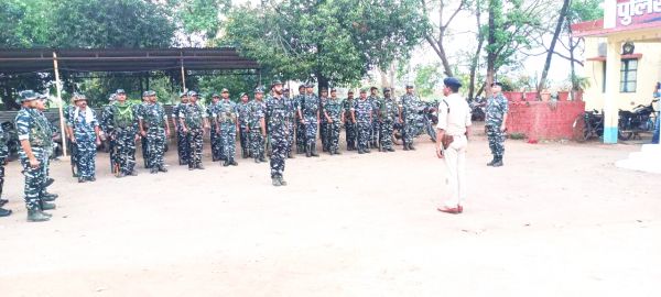फ्लैग मार्च में शांतिपूर्ण तरीके से मतदान की अपील