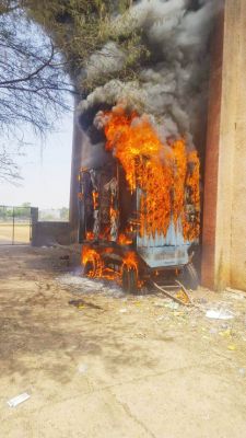 इंडोर स्टेडियम में खड़ी गाड़ी में लगी आग 