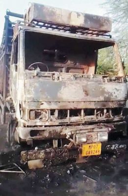 हाईवे पर चलते ट्रक में लगी आग