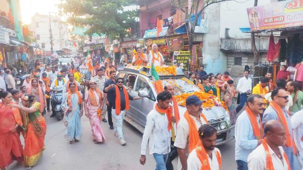 अभनपुर-नवापारा में बृजमोहन का रोड शो, जगह-जगह स्वागत