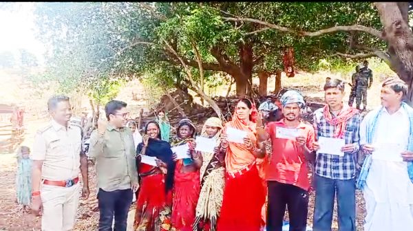 कुरडीह के ग्रामीणों ने लगाया नारा- मतदान के लिए तैयार हैं...