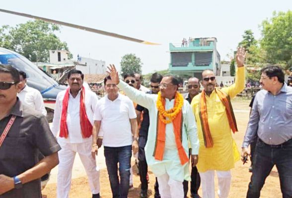 हेलीपैड पर योगेश ने मुख्यमंत्री का किया स्वागत