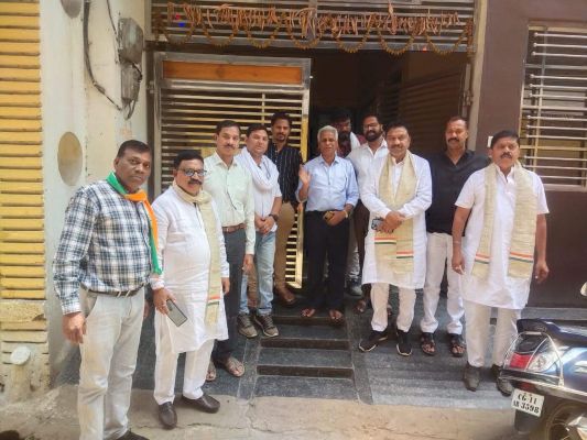 महापौर विजय देवांगन ने कांग्रेस प्रत्याशी को जिताने किया डोर-टू-डोर जनसंपर्क