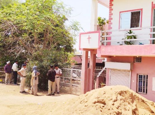 प्रार्थना कर रहे मकान में मतांतरण का शक, हंगामा 
