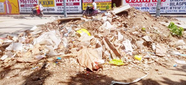निगम कॉम्प्लेक्स के मुक्कड़ में कचरों का ढेर,  मवेशियों के पहुंचने से फैल रहा कचरा