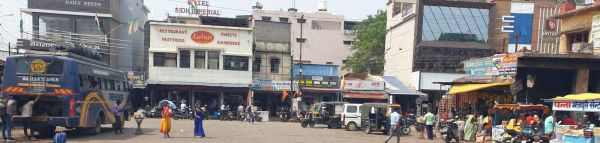 बस स्टैंड में वाटर एटीएम बंद, पानी की बोतल खरीद रहे यात्री