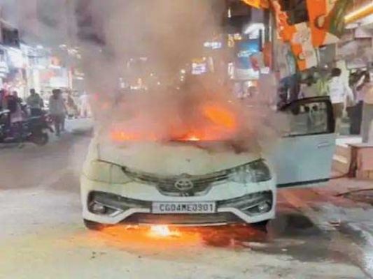 कपड़ा कारोबारी की कार में लगी आग