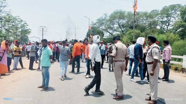 शिव मंदिर में शराब की बोतलें तोड़ी, शिवलिंग को किया खंडित