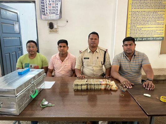 वाहन चेकिंग, तेलंगाना की गाड़ी से 11.80 लाख  जब्त
