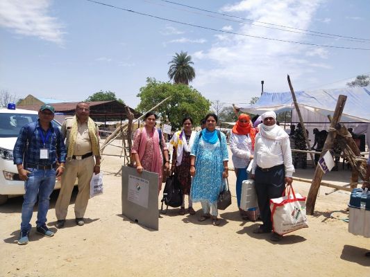 मतदान सामग्रियों का वितरण मतदान दलों को-साहू