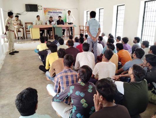 विधिक जागरूकता शिविर में बंदियों को दी कानूनी जानकारी