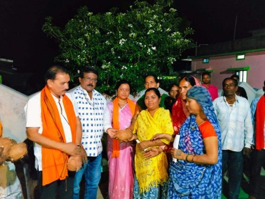 भाजपाइयों का डोर-टू-डोर जनसंपर्क