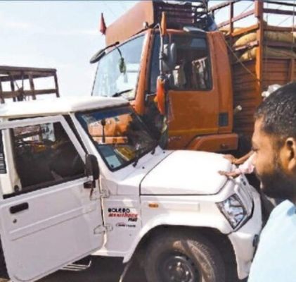 मालवाहकों में टक्कर से 2 घायल, भर्ती