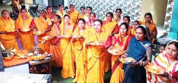 गायत्री परिवार व महिलाओं ने किया दीप यज्ञ, पुलिस कर्मियों का सम्मान भी