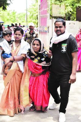 सुबह से कतार लगी, तेज धूप में खाली हो गए बूथ