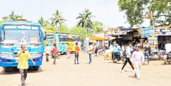 यात्रियों को आवागमन के लिए नहीं मिल रहीं बसें, हो रहे परेशान 