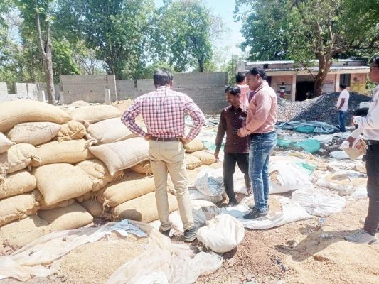 कलेक्टर ने धान उठाव  का किया निरीक्षण