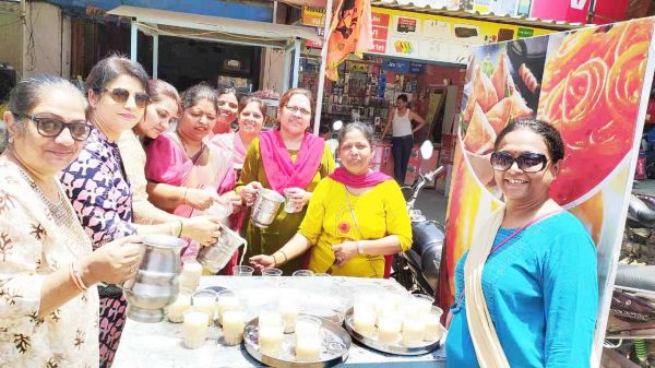 जैन महिला मण्डल ने बस स्टैण्ड में पिलाई छाछ