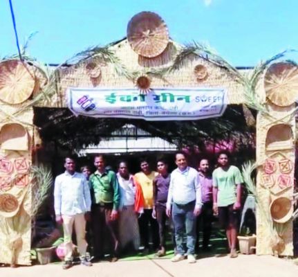 मतदाताओं में उत्साह, लंबी कतारें, सेल्फी भी 