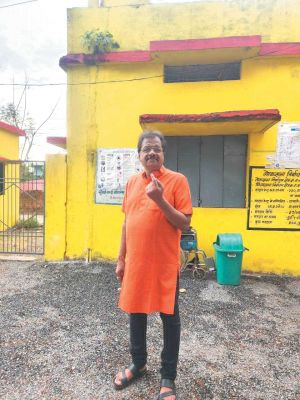 पूर्व पालिकाध्यक्ष विजय गोयल ने डाला वोट  
