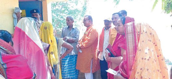 पूर्व मंत्री चन्द्रशेखर साहू ने सपरिवार किया मतदान