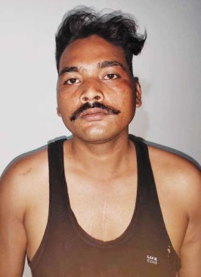 सिपाही ने तीन जगह की फायरिंग, गिरफ्तार-निलंबित