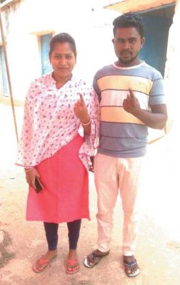 नव दंपत्ति ने डाला वोट, सेल्फी लेकर मतदान करने दिया संदेश