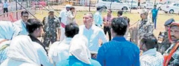 सडक़ की मांग पर चुनाव बहिष्कार, समझाईश पर माने ग्रामीण