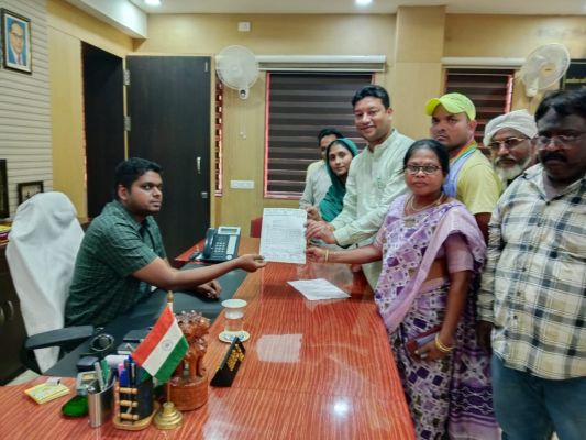 तेंदूपत्ता संग्रहकों को नगद भुगतान के लिए कलेक्टर को ज्ञापन