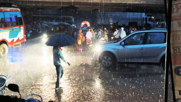 अचानक छाए काले बादल जमकर बरसे, तेज गर्जना के साथ मूसलाधार बारिश