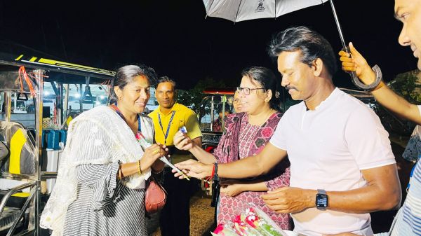 मतदान दलों की सकुशल वापसी, कलेक्टर ने किया स्वागत