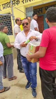 आदर्श क्लब ने मतदाताओं को बांटे शीतल पेय