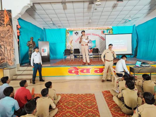 शिविर में एनसीसी कैडेटों को यातायात की जानकारी दी