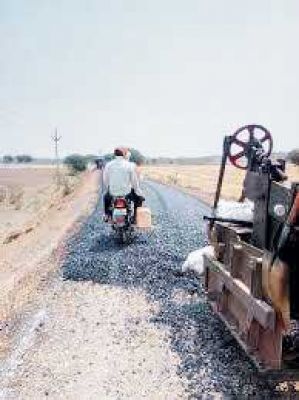 बलौदाबाजार-भाटापारा सडक़ बदहाल, आवाजाही में दिक्कतें