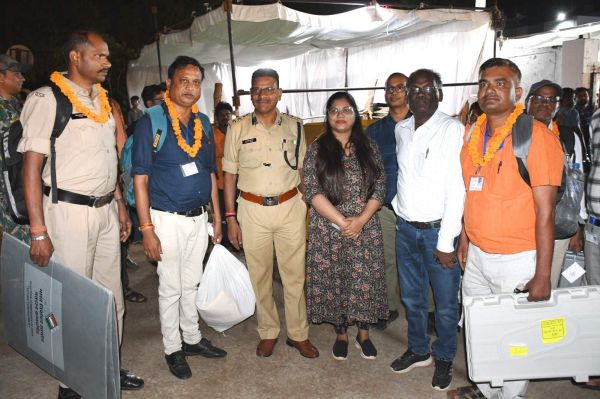 मतदान दलों की सकुशल वापसी, कलेक्टर-एसपी ने किया स्वागत