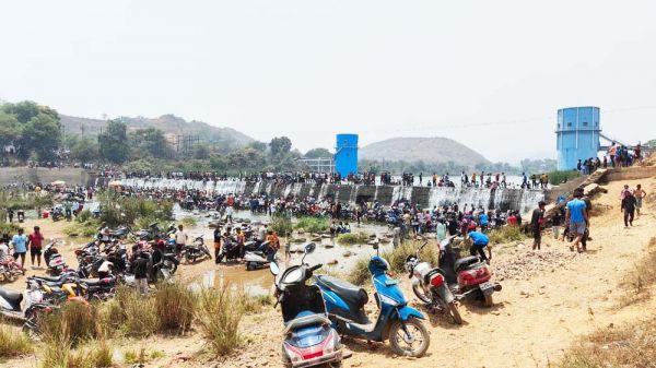 प्रतिबंध के बावजूद जान जोखिम में डालकर पंचधारी में नहा रहे सैकड़ों