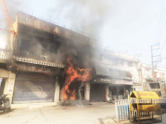 कपड़ा दुकान में लगी आग 