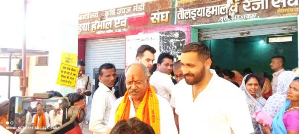 नवापारा में 80 फीसदी से अधिक मतदान केन्द्रों का जायजा लेने पहुंचे बृजमोहन